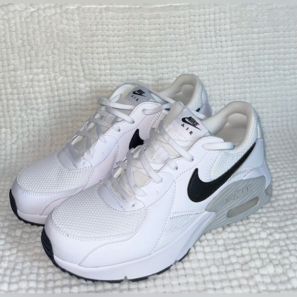 NEW. Women’s Nike Air Max Excee White Sneakers Size 10 - Picture 3 of 14